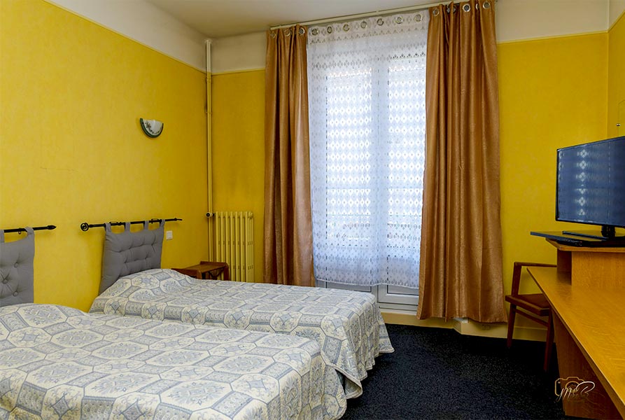 CHAMBRE TWIN : HÔTEL DE LA CLOCHE : 2 étoiles à Vitry-le-François dans la MARNE : Lits jumeaux : 2 lits simples pour 2 personnes ... 